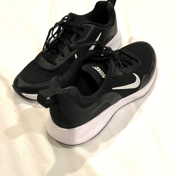 Nike Womens Size 9 Sneakers, Black & White: Light Wear - Picture 2 of 5